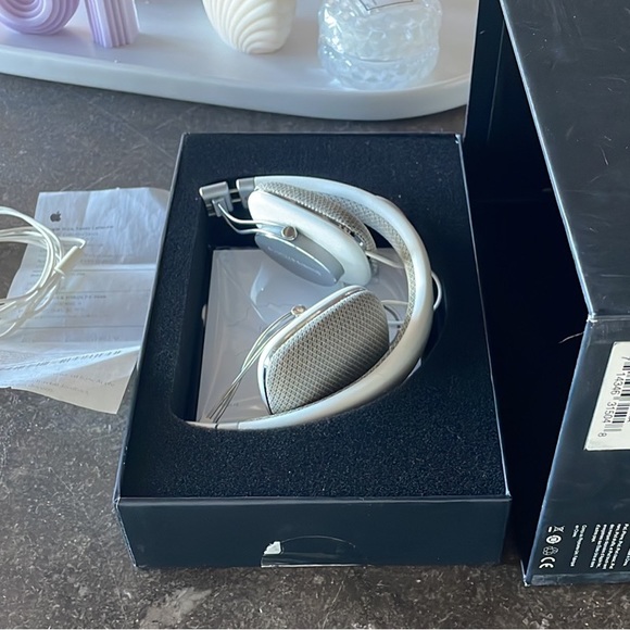 Bowers and Wilkins P3 Headphones - Picture 4 of 4